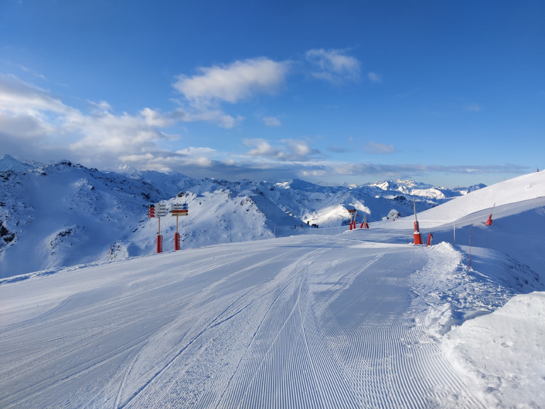 Journée ensoleillée et neige fraîche 