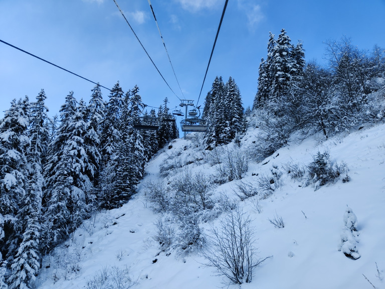 Journée ensoleillée et neige fraîche 