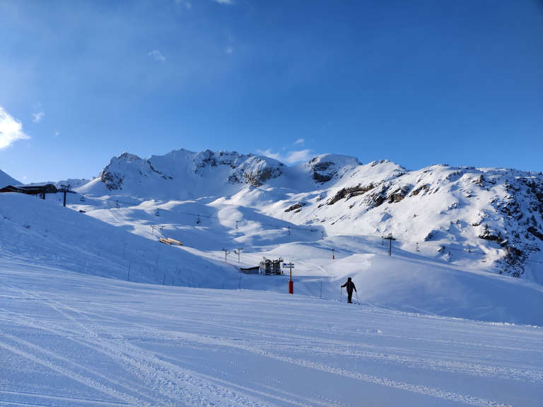 Journée ensoleillée et neige fraîche 