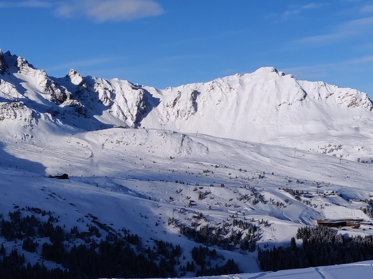 Journée ensoleillée et neige fraîche 