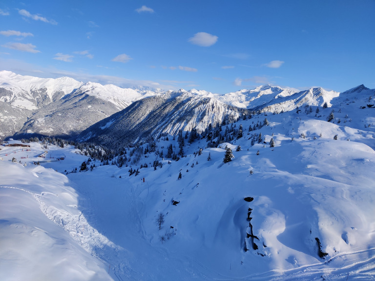 Journée ensoleillée et neige fraîche 