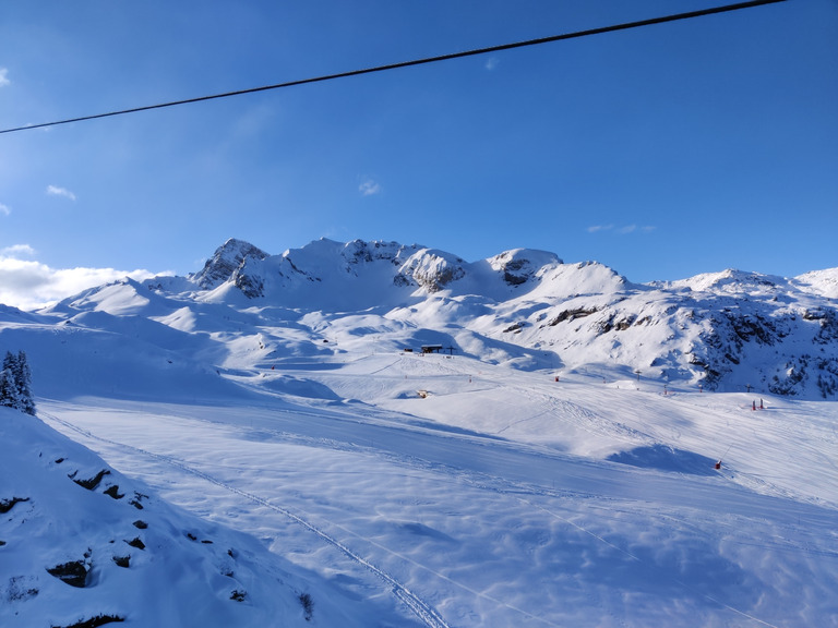 Journée ensoleillée et neige fraîche 