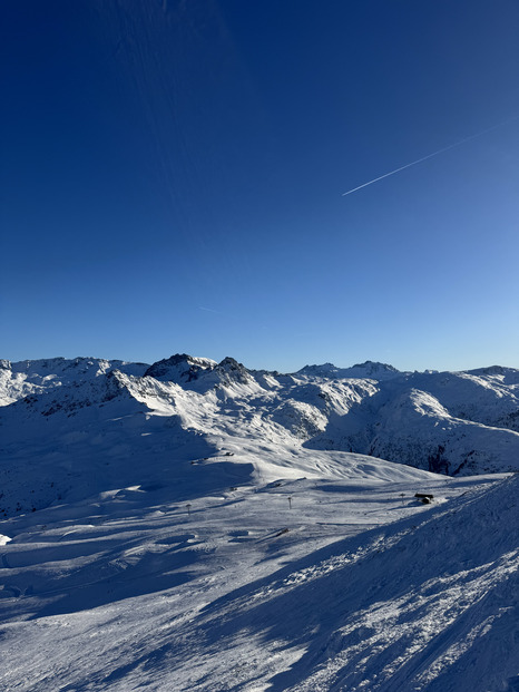 Belle journée ensolleillée et enneigée