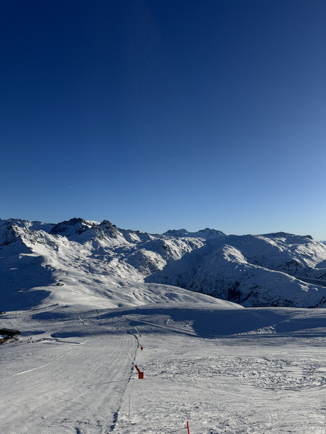 Belle journée ensolleillée et enneigée