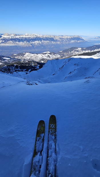 Très bon sur piste, correct en dehors. 