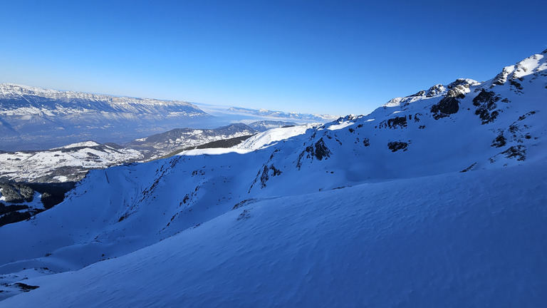 Très bon sur piste, correct en dehors. 