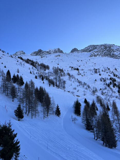 Calme, soleil mais il va bientôt falloir sortir les peaux…