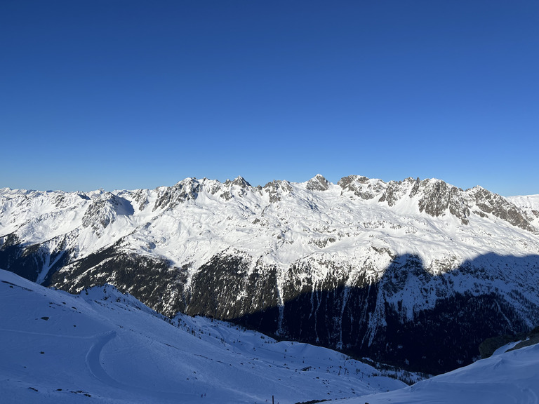 Calme, soleil mais il va bientôt falloir sortir les peaux…