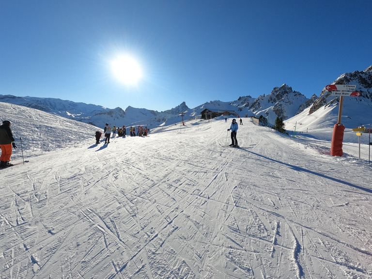 Glace et touristes sur les pistes, le bonheur en dehors