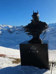 Glace et touristes sur les pistes, le bonheur en dehors