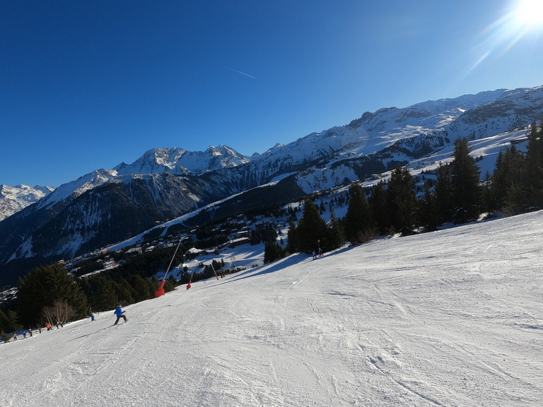 Glace et touristes sur les pistes, le bonheur en dehors