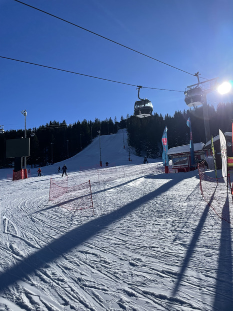 Du soleil, de la neige (dure), du monde et peu de pistes damées…