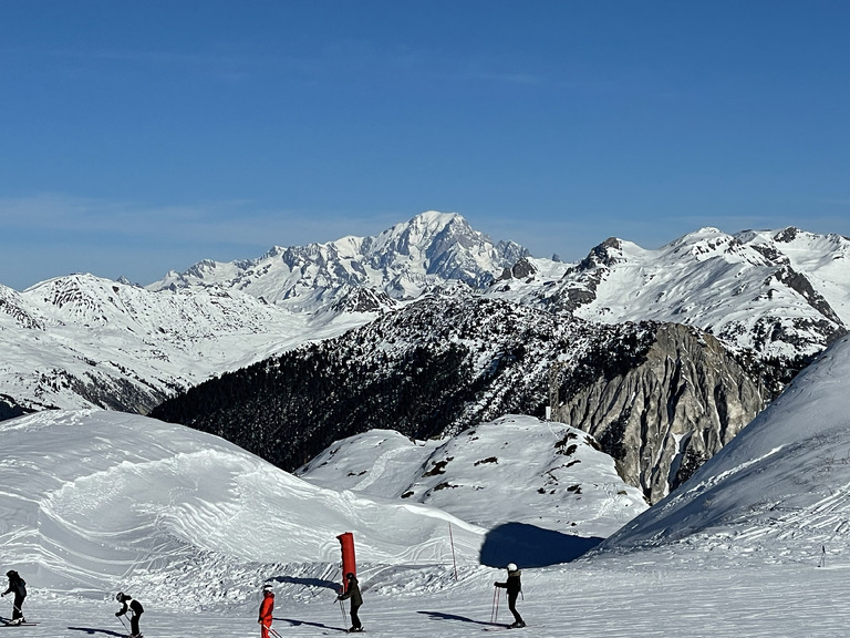 Du soleil, de la neige (dure), du monde et peu de pistes damées…