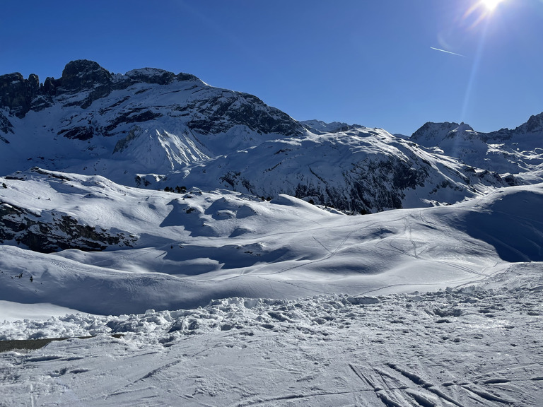 Du soleil, de la neige (dure), du monde et peu de pistes damées…