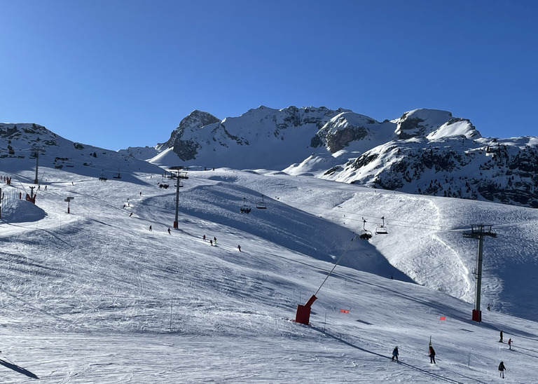 Du soleil, de la neige (dure), du monde et peu de pistes damées…