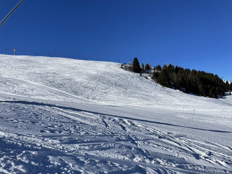 Du soleil, de la neige (dure), du monde et peu de pistes damées…