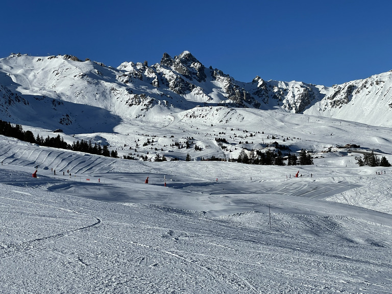 Du soleil, de la neige (dure), du monde et peu de pistes damées…