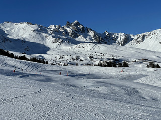 Du soleil, de la neige (dure), du monde et peu de pistes damées…