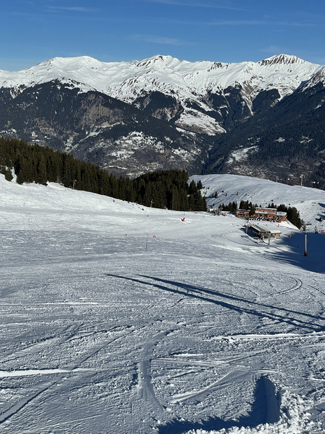 Du soleil, de la neige (dure), du monde et peu de pistes damées…