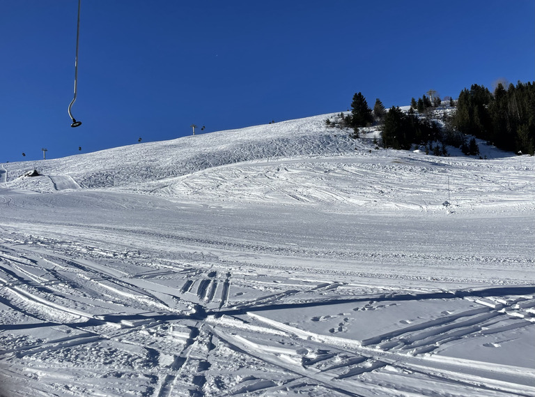 Du soleil, de la neige (dure), du monde et peu de pistes damées…