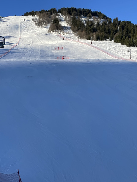 Du soleil, de la neige (dure), du monde et peu de pistes damées…