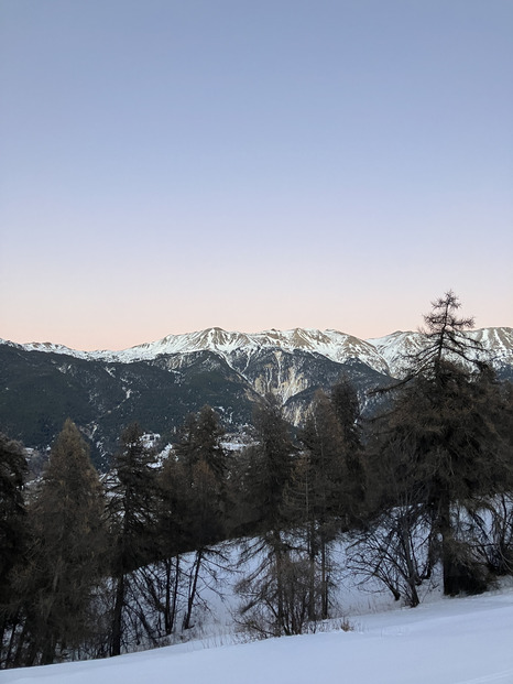 La piste se glace et la poudreuse se cache