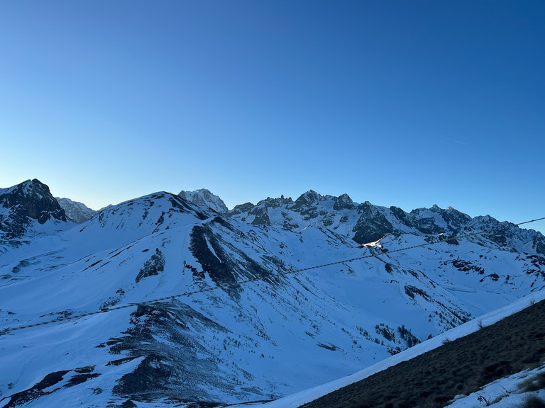 La piste se glace et la poudreuse se cache