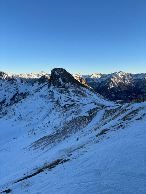 La piste se glace et la poudreuse se cache