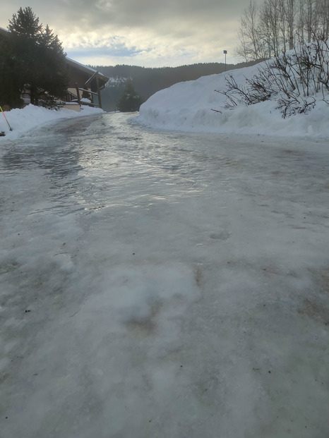 Après la pluie de la nuit, route glissante dans les Aravis..