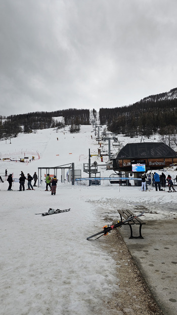 Neige fraîche et entrevues du soleil 