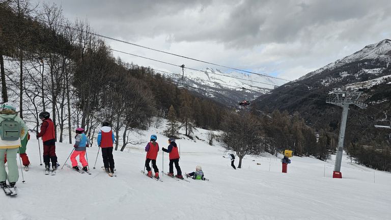 Neige fraîche et entrevues du soleil 