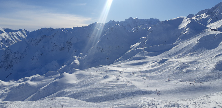 Soleil, ciel bleu et poudreuse