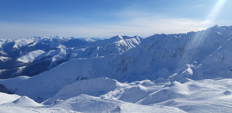 Soleil, ciel bleu et poudreuse