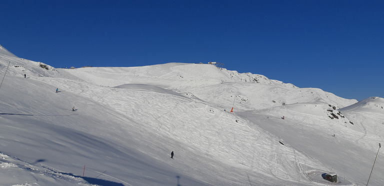 Soleil, ciel bleu et poudreuse