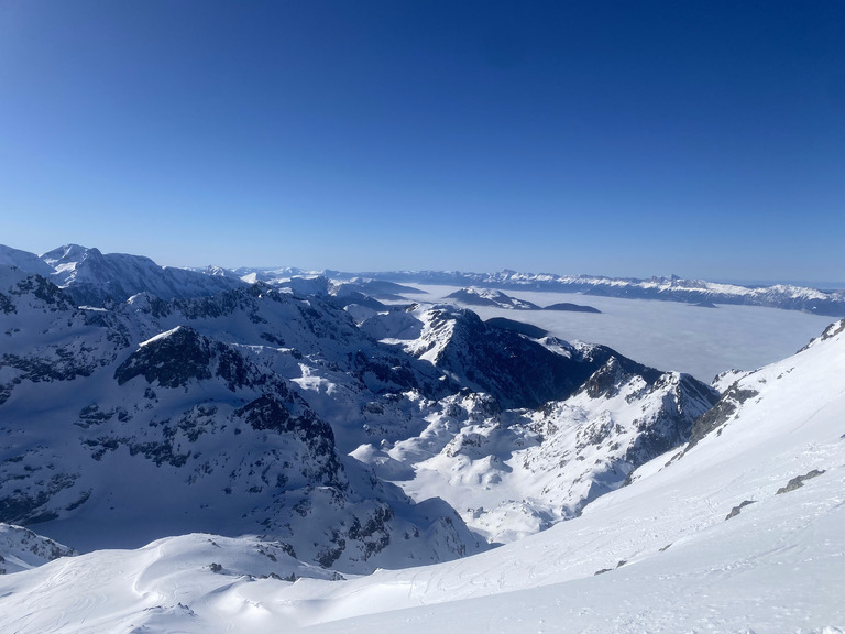 La mer, qu'on voit danser au fond des vallées claires