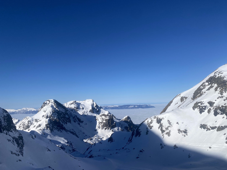 La mer, qu'on voit danser au fond des vallées claires