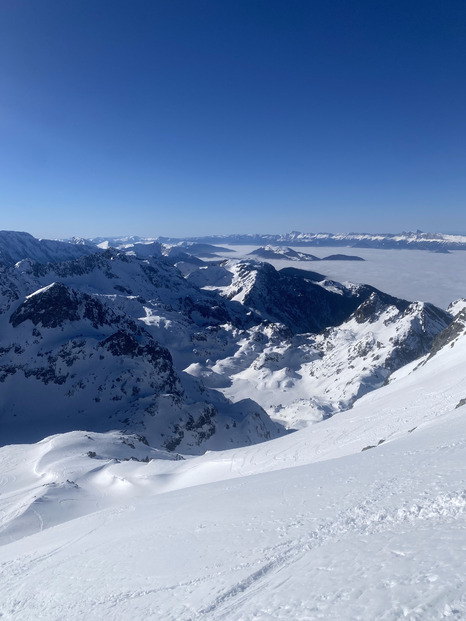 La mer, qu'on voit danser au fond des vallées claires