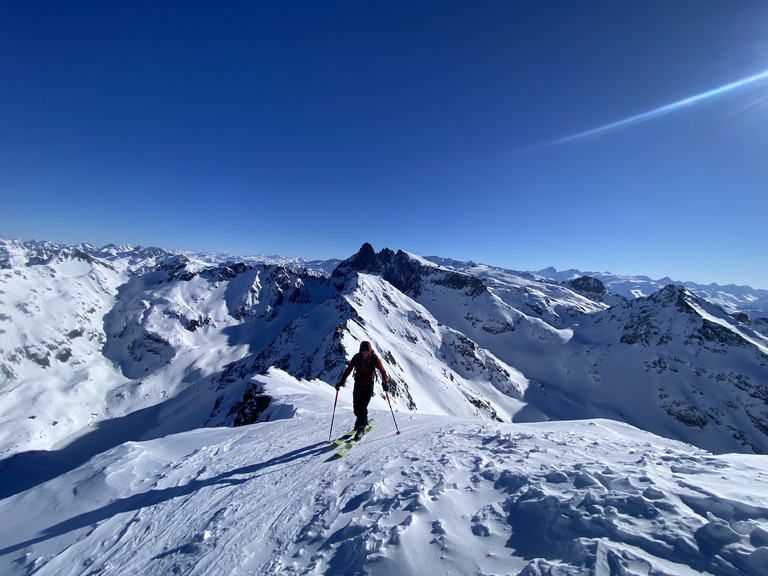 La mer, qu'on voit danser au fond des vallées claires