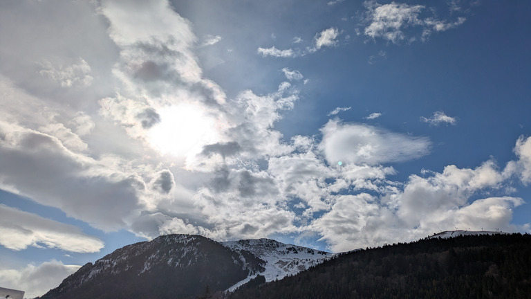 Grise mine sous les nuages