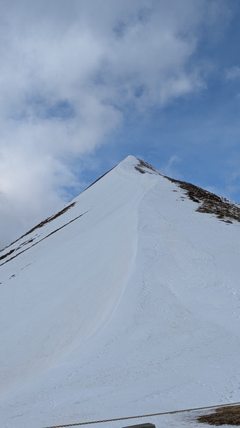 Grise mine sous les nuages