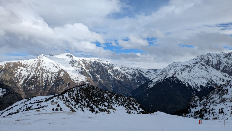 Grise mine sous les nuages