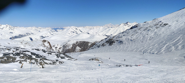 Très bon sur piste, excellent en hors piste "damé" 