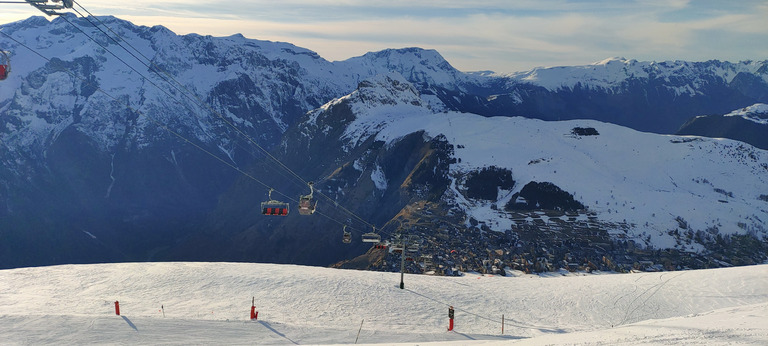 Très bon sur piste, excellent en hors piste "damé" 