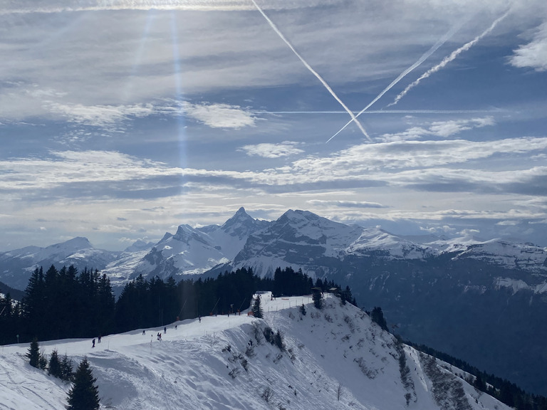 Les Touristes en Piste : Une Journée de Ski Pleine de Rires !