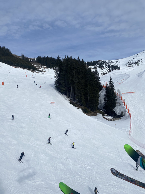 Les Touristes en Piste : Une Journée de Ski Pleine de Rires !