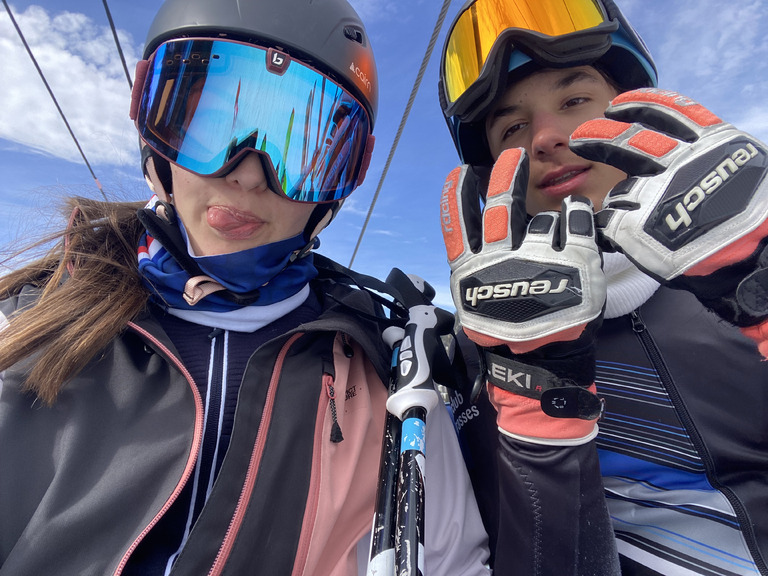 Les Touristes en Piste : Une Journée de Ski Pleine de Rires !