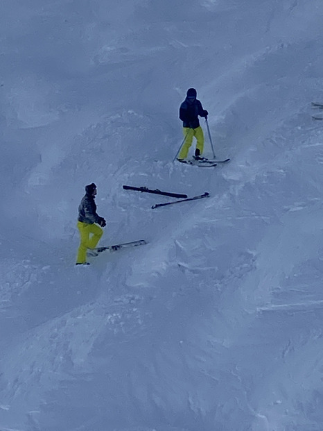 Les Touristes en Piste : Une Journée de Ski Pleine de Rires !