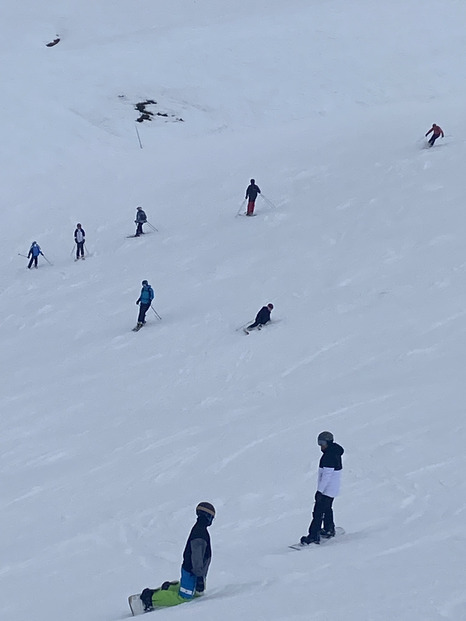 Les Touristes en Piste : Une Journée de Ski Pleine de Rires !