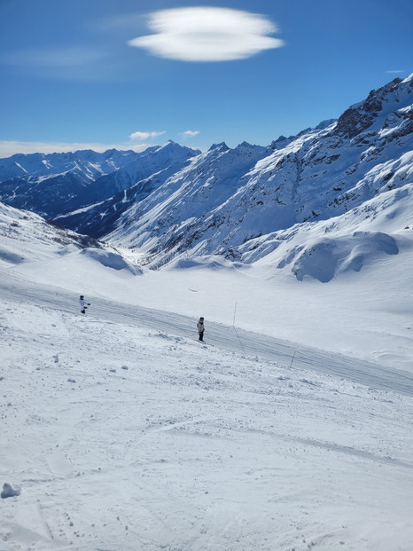 Grand soleil et la neige résiste bien sur Serre Che!