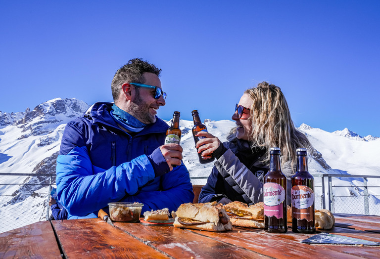 Un barbecue sur les pistes, ça vous tente ? 🍖⛷️😊